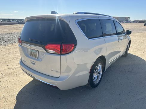 Used 2020 Chrysler Pacifica Limited w/ Advanced Safetytec Group FWD image 5