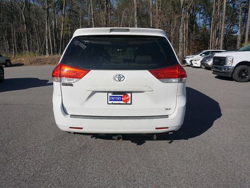 Used 2014 Toyota Sienna XLE image 22