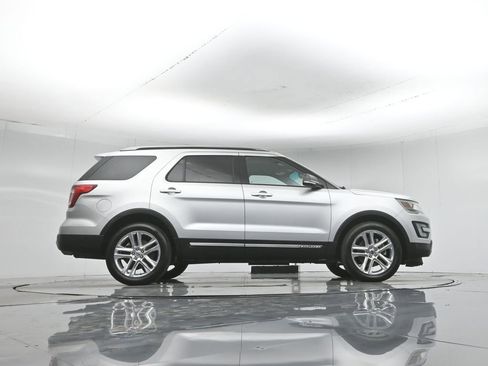 Used 2017 Ford Explorer XLT w/ Equipment Group 202A FWD image 8