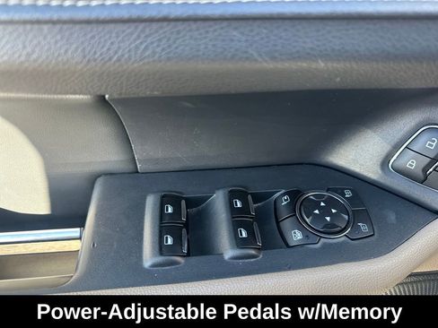 Used 2023 Ford Expedition Max XLT image 11