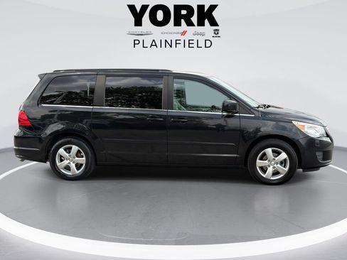 Used 2011 Volkswagen Routan SE FWD image 4