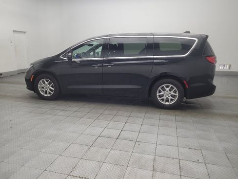 Used 2023 Chrysler Pacifica Touring FWD image 3