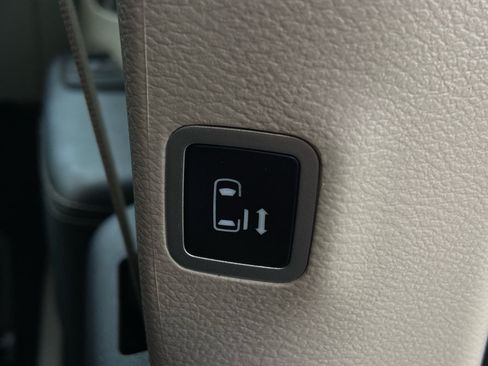Used 2023 Chrysler Pacifica Limited FWD image 16