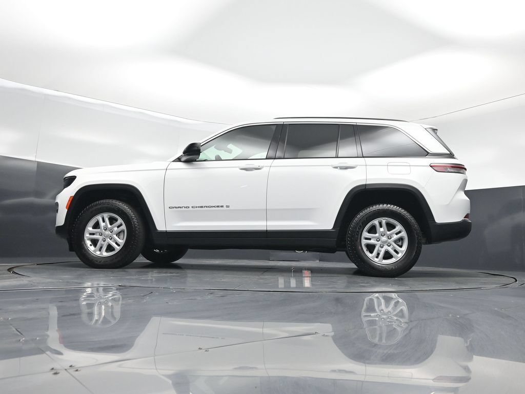 Used 2025 Jeep Grand Cherokee Laredo w/ Luxury Tech Group I AWD/4WD image 8