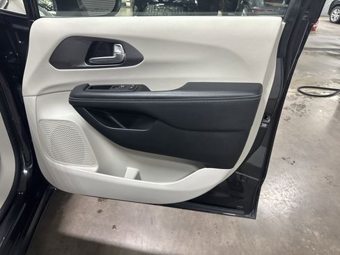 Used 2023 Chrysler Pacifica Touring-L FWD image 30