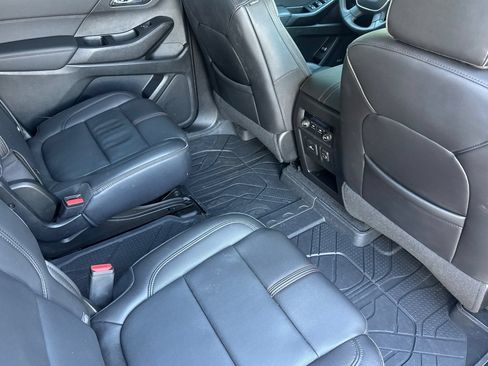 Used 2023 Chevrolet Traverse RS AWD/4WD image 19