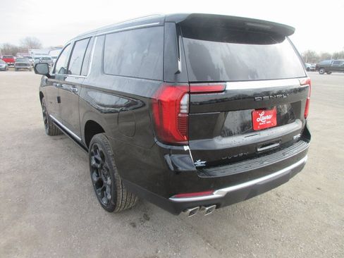 New 2026 GMC Yukon XL Denali w/ Denali Reserve Package image 7