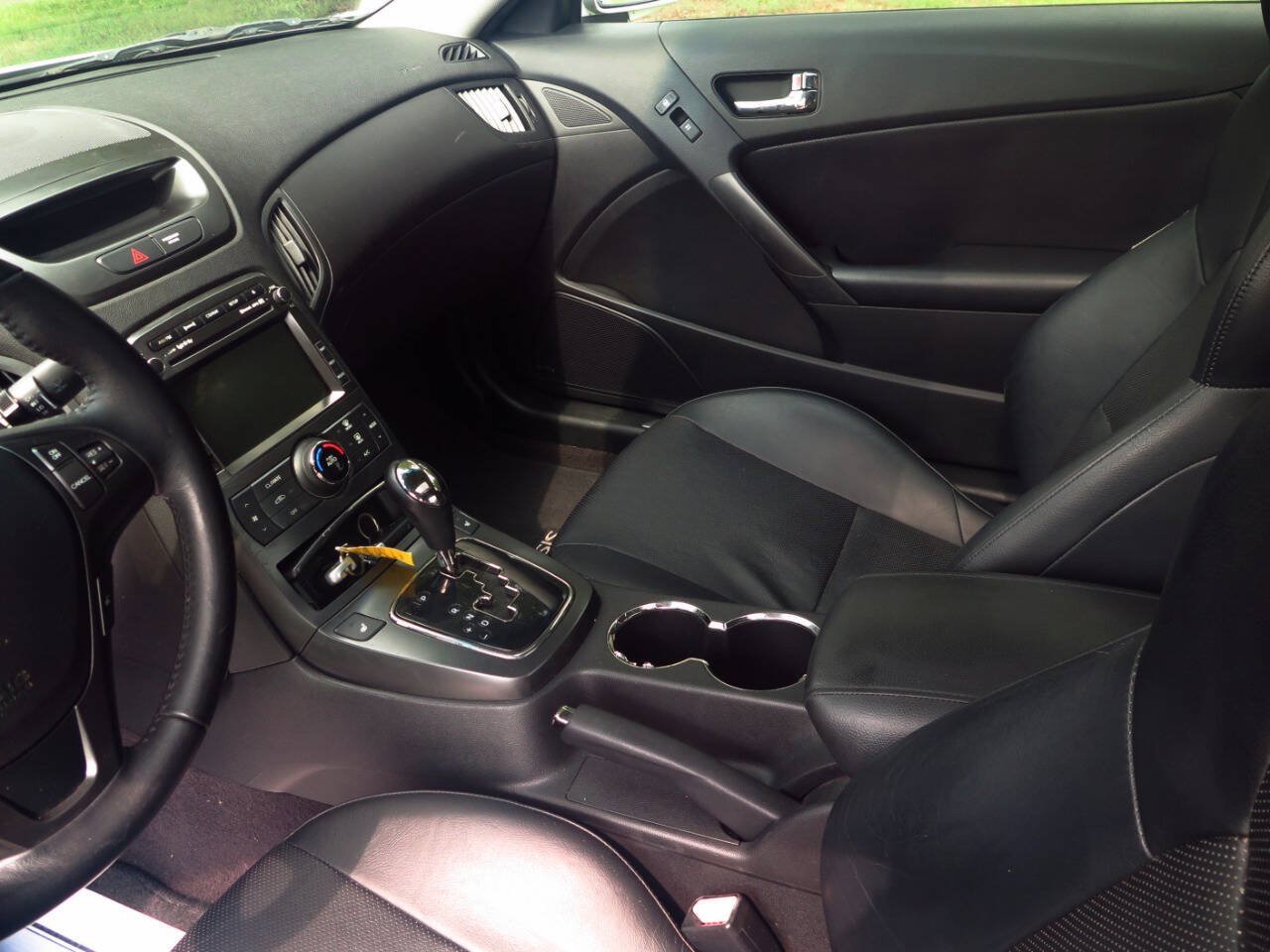 Used 2011 Hyundai Genesis 3.8 RWD image 10
