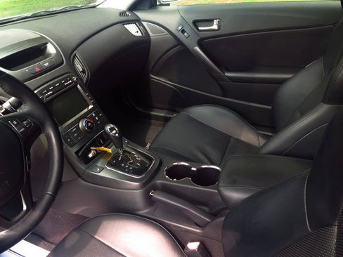 Used 2011 Hyundai Genesis 3.8 RWD image 10