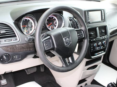 Used 2019 Dodge Grand Caravan SE FWD image 7