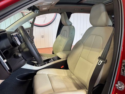Used 2023 Volvo XC40 B5 Plus w/ Protection Package Premier AWD/4WD image 19