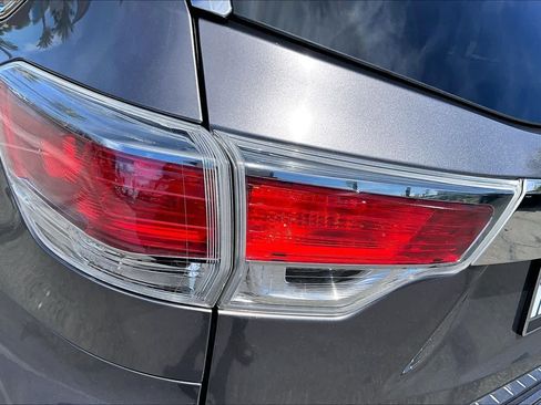 Used 2015 Toyota Highlander Plus FWD image 27