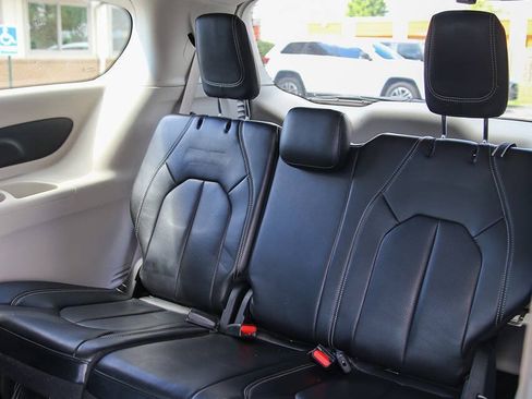 Used 2023 Chrysler Pacifica Touring-L FWD image 24