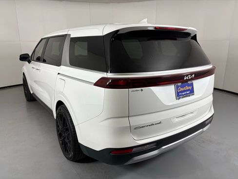 Used 2022 Kia Carnival LX image 6