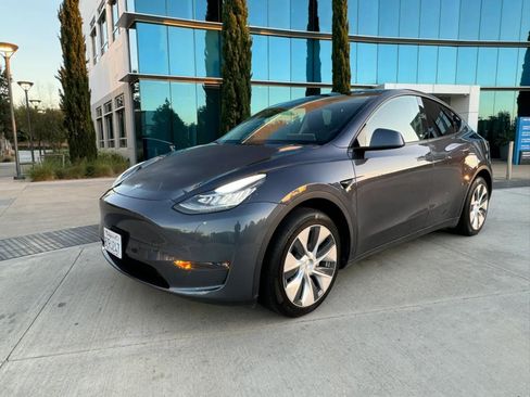 Used 2024 Tesla Model Y Long Range AWD/4WD image 9