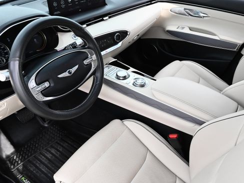 Used 2024 Genesis GV70 2.5T w/ Advanced Package image 11