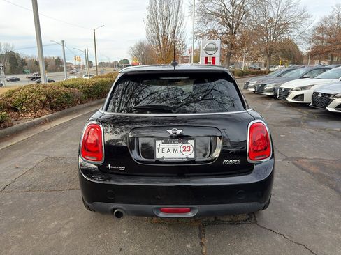 Used 2017 MINI Cooper 4-Door Hardtop image 5