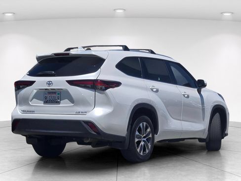 Used 2024 Toyota Highlander XLE AWD/4WD image 3