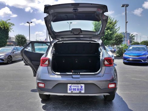 Used 2025 Hyundai Venue SE FWD image 15