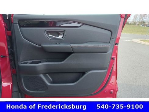 Used 2025 Honda Pilot TrailSport image 40