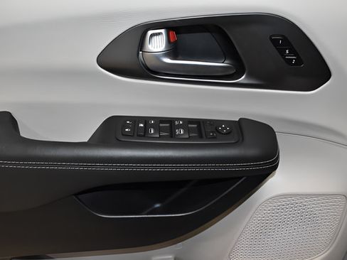 Certified 2024 Chrysler Pacifica Touring-L FWD image 19