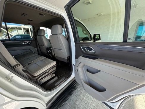 Used 2023 GMC Yukon SLT w/ SLT Luxury Package image 24