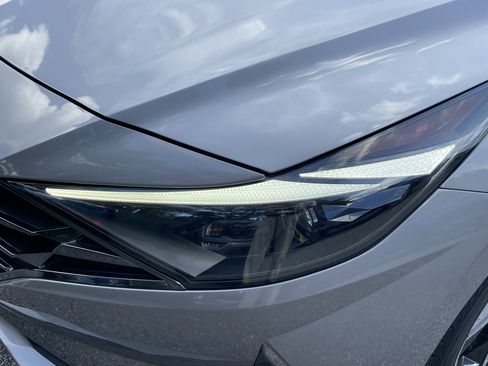 Used 2023 Hyundai Elantra Limited image 7