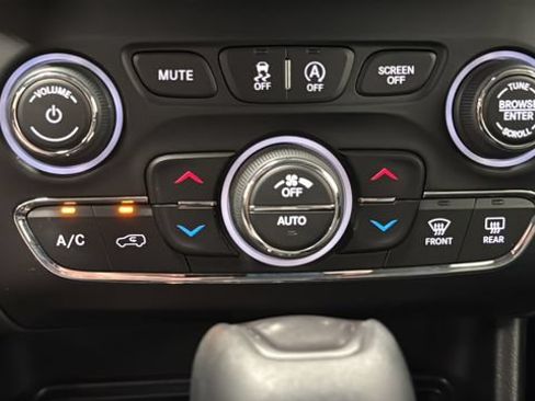 Used 2019 Jeep Cherokee Limited w/ Technology Group AWD/4WD image 11