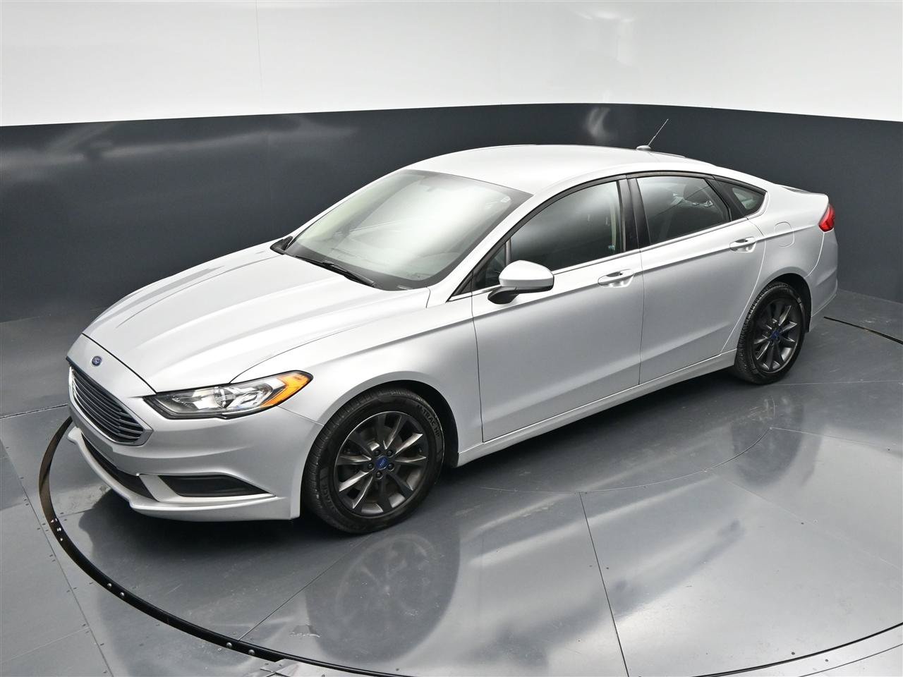 Used 2017 Ford Fusion SE w/ Fusion SE Technology Package FWD image 19