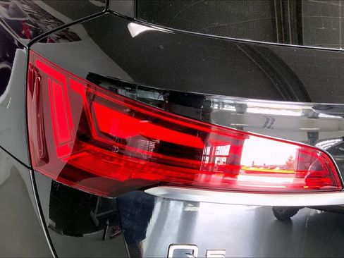 Used 2023 Audi Q5 2.0T Premium w/ Convenience Package AWD/4WD image 29
