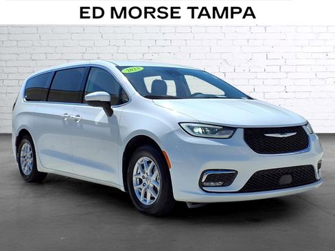 Used 2023 Chrysler Pacifica Touring-L image 5