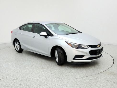 Used 2018 Chevrolet Cruze LT w/ Convenience Package image 3