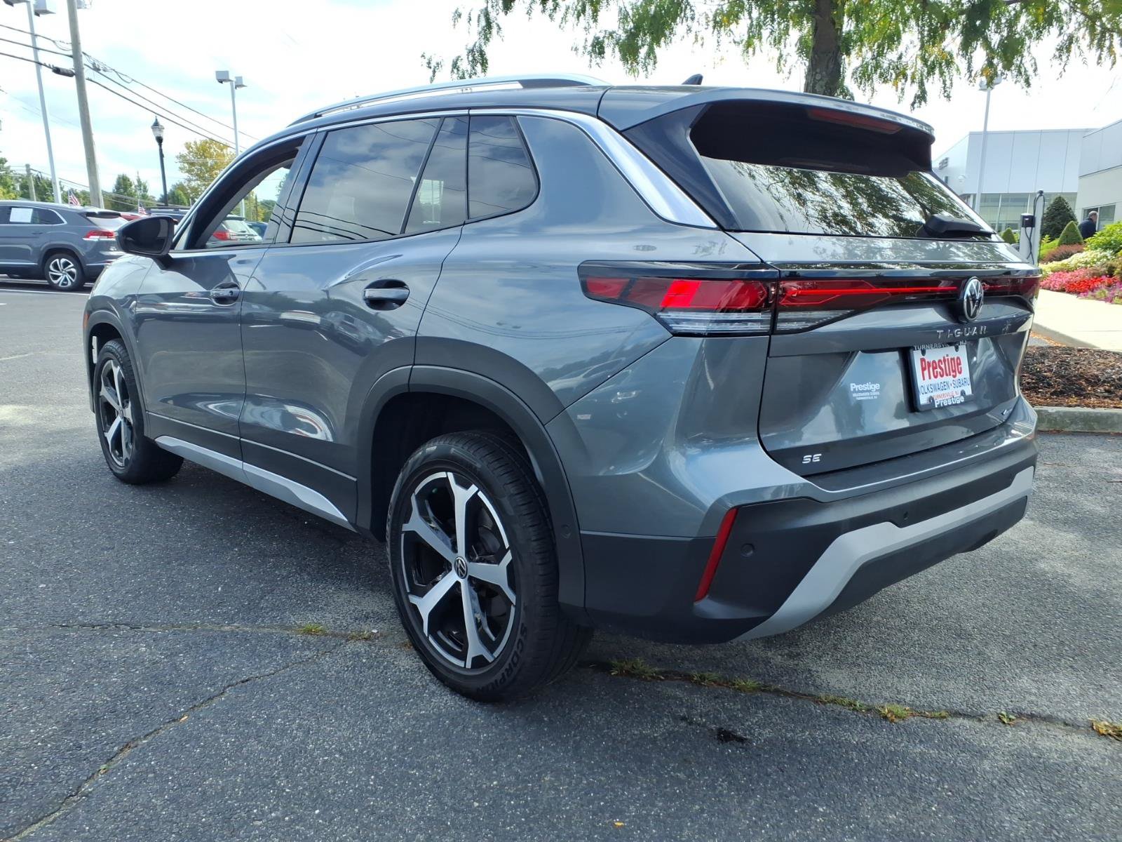 Used 2025 Volkswagen Tiguan SE AWD/4WD image 4