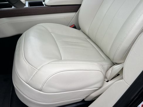 Used 2025 Land Rover Range Rover Long Wheelbase SE image 17