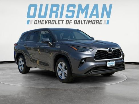 Used 2023 Toyota Highlander LE FWD image 1