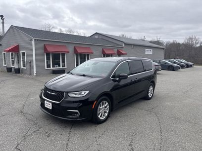 Used 2025 Chrysler Pacifica Select