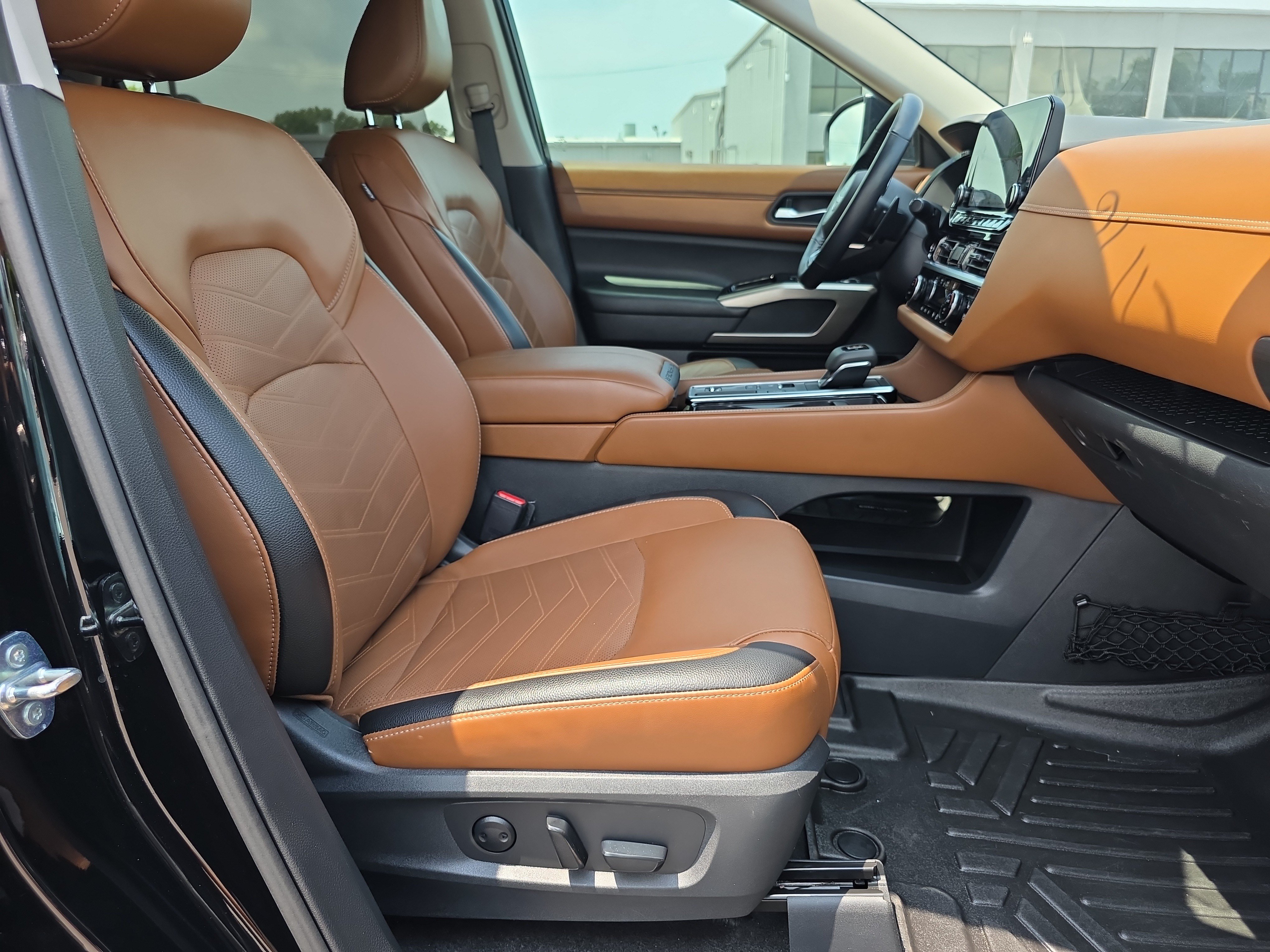 Used 2023 Nissan Pathfinder Platinum w/ Black Appearance Package FWD image 16