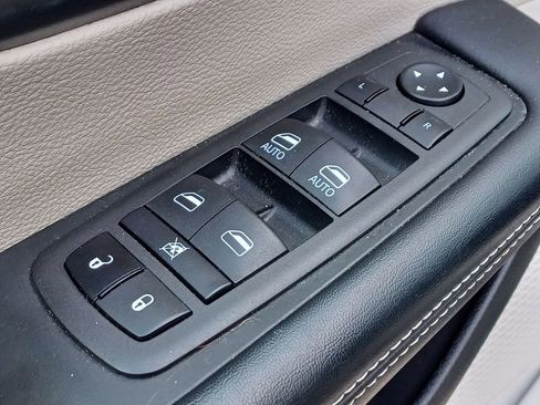 Used 2023 Chrysler Pacifica Touring-L image 11