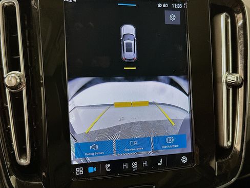 Used 2025 Volvo XC40 B5 Core image 23