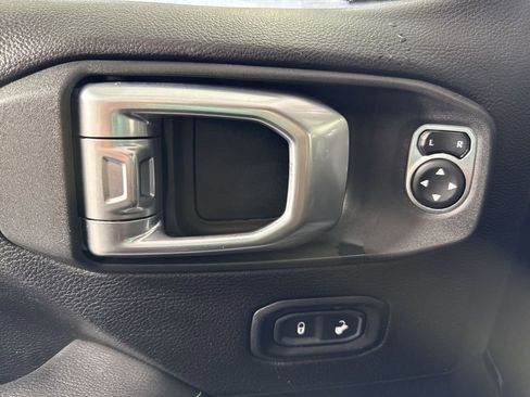 Used 2020 Jeep Wrangler Unlimited Sahara image 15