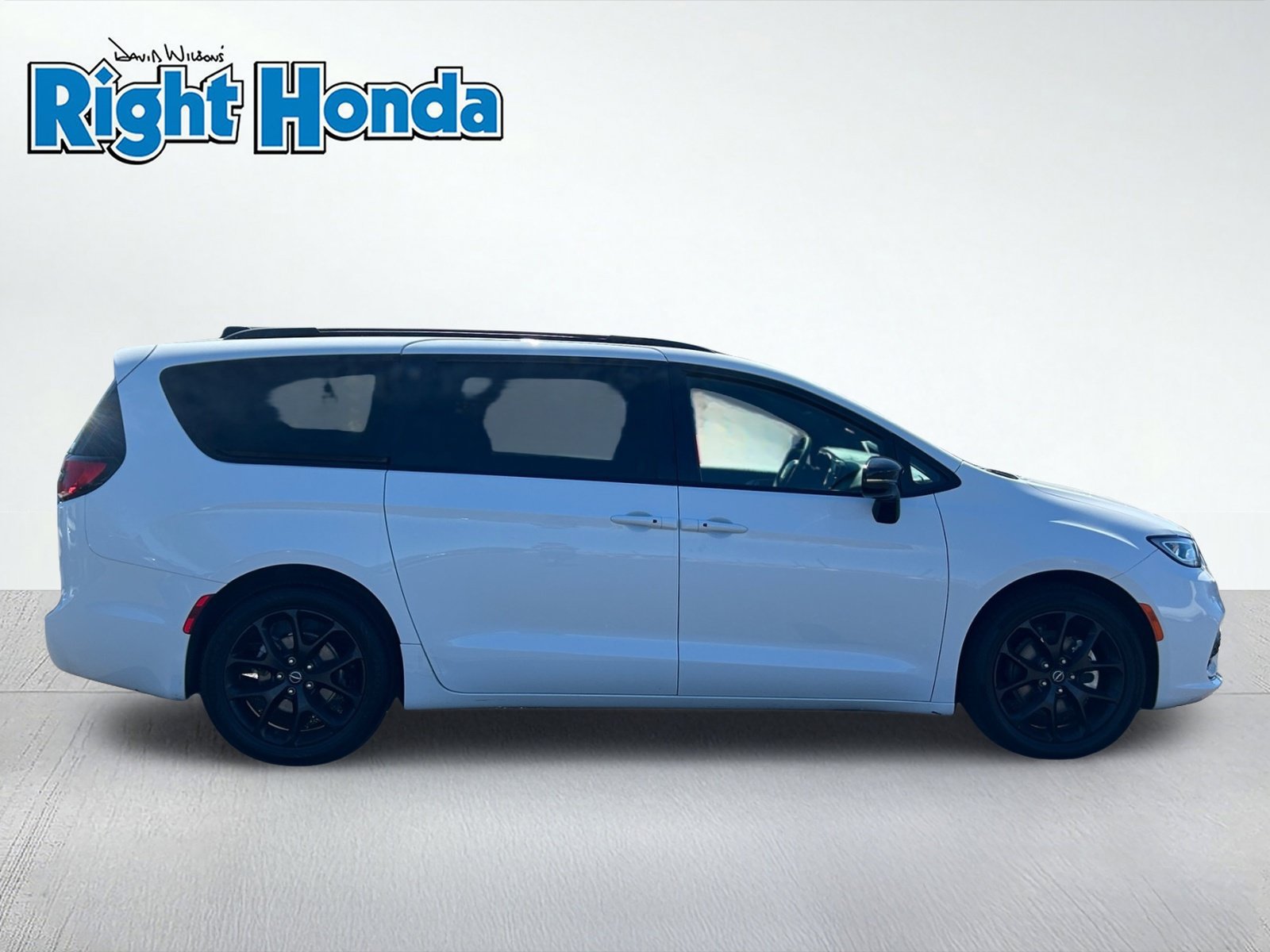 Used 2025 Chrysler Pacifica Limited FWD image 7