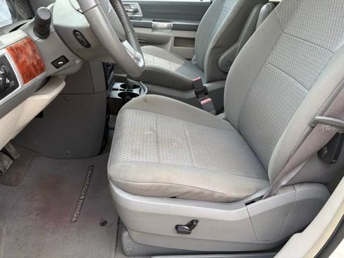 Used 2008 Chrysler Town & Country Touring FWD image 9