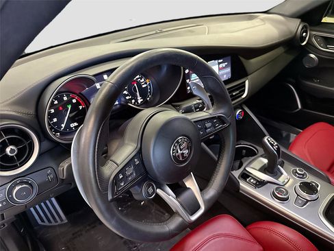 Used 2022 Alfa Romeo Giulia Veloce RWD image 9