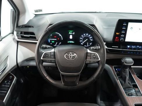 Used 2021 Toyota Sienna XLE image 13