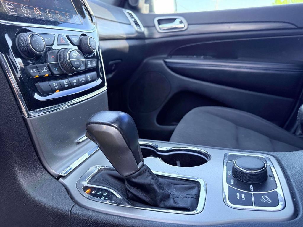 Used 2019 Jeep Grand Cherokee Laredo AWD/4WD image 24