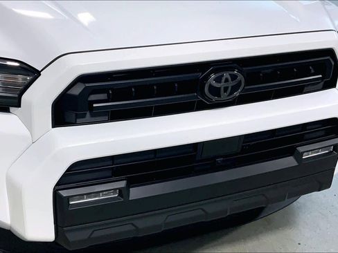 Used 2025 Toyota 4Runner SR5 AWD/4WD image 32
