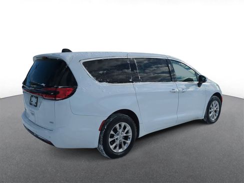 Used 2023 Chrysler Pacifica Touring-L image 8