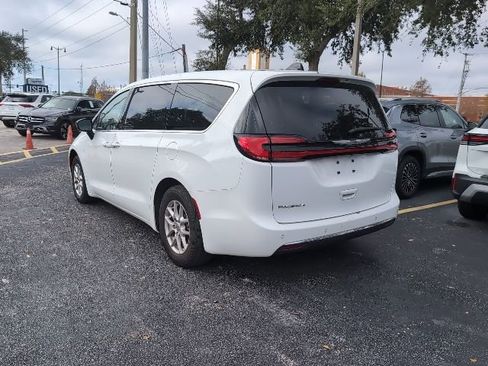 Used 2024 Chrysler Pacifica Touring-L image 4