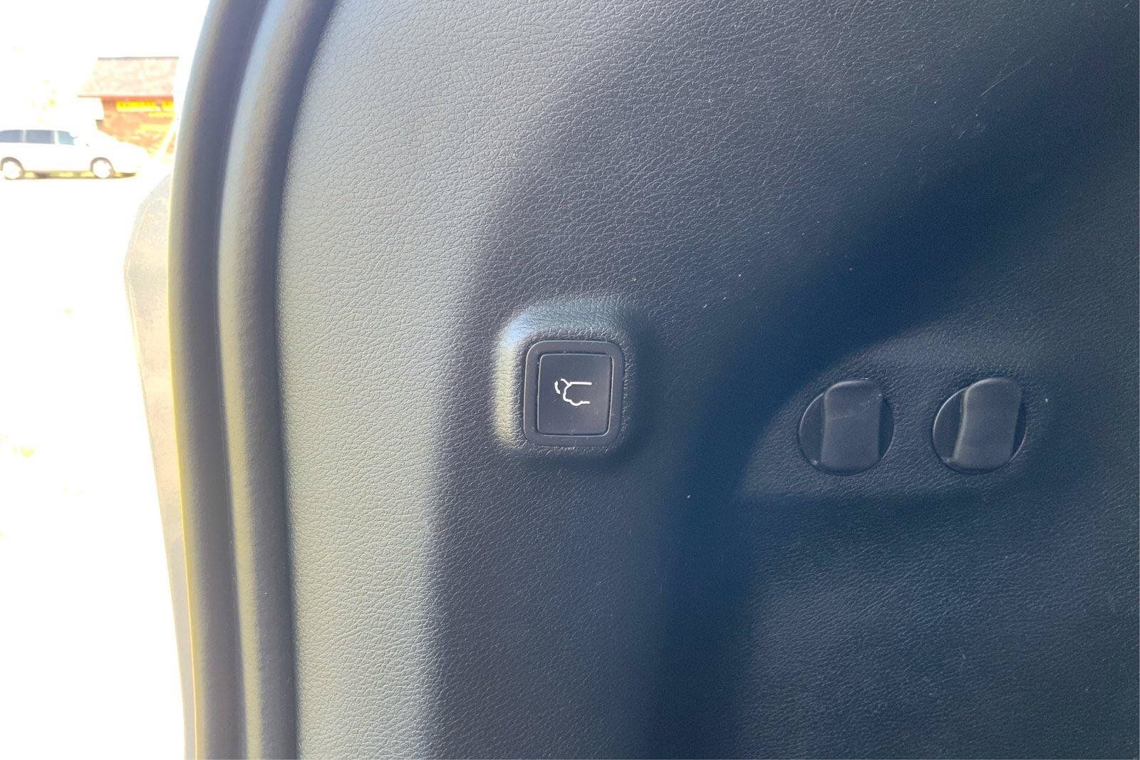 Used 2019 Jeep Cherokee Limited AWD/4WD image 30