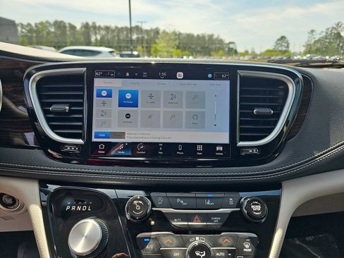 Used 2023 Chrysler Pacifica Limited w/ Uconnect Theater Family Group image 23